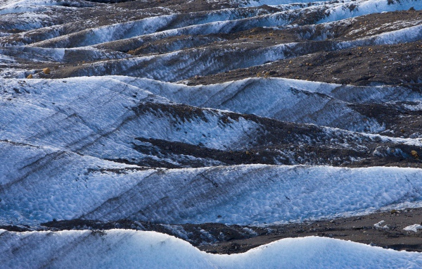 Заснеженные склоны гор в Исландии