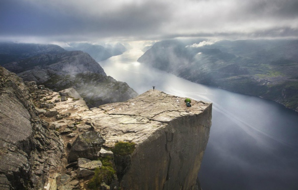 Гигантский утёс Прекестулен в Норвегии