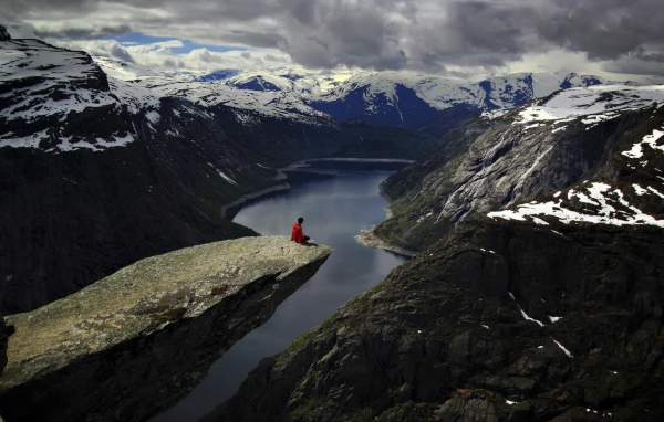 Скала над фьордом в Норвегии