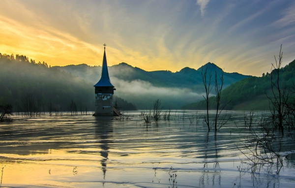 Затопленная церковь на рассвете. Румыния
