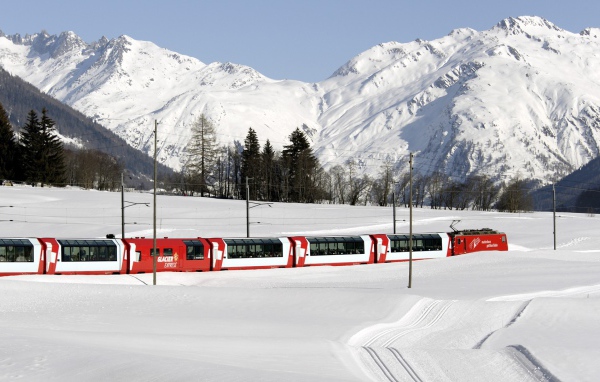 Пассажирский поезд в снегах в Швейцарии