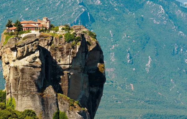 Неприступное имение на вершине скалы