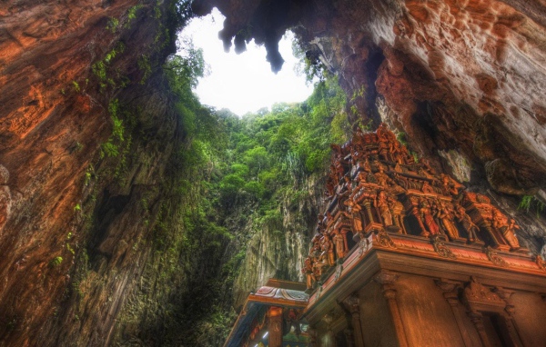 Каменное строение в пещере