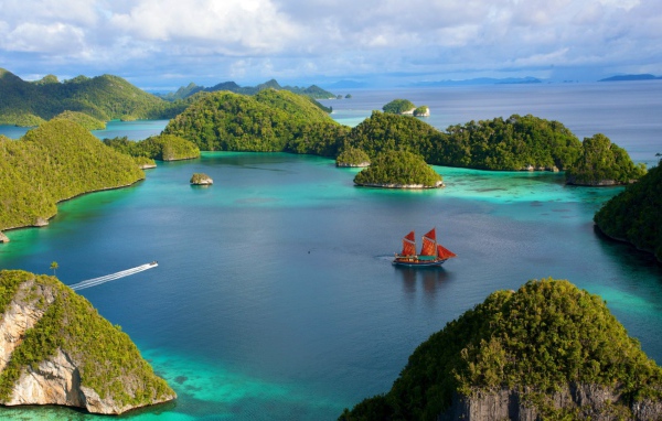 Покрытые зеленью острова в Индонезии