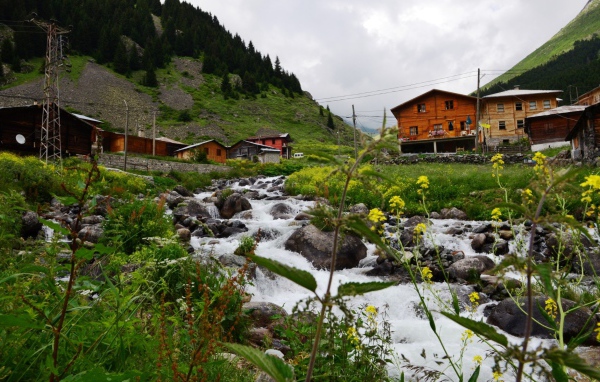 Деревня у горной реки, Турция