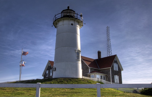 Большой маяк на побережье в США