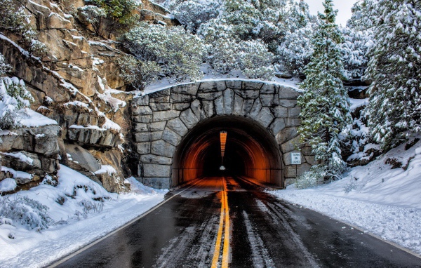 Вход в тоннель под горой в США