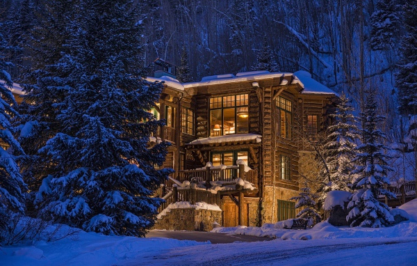 Деревянный дом в зимнем лесу в Колорадо, США