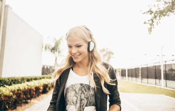 Спортсменка Дарья Клишина в наушниках