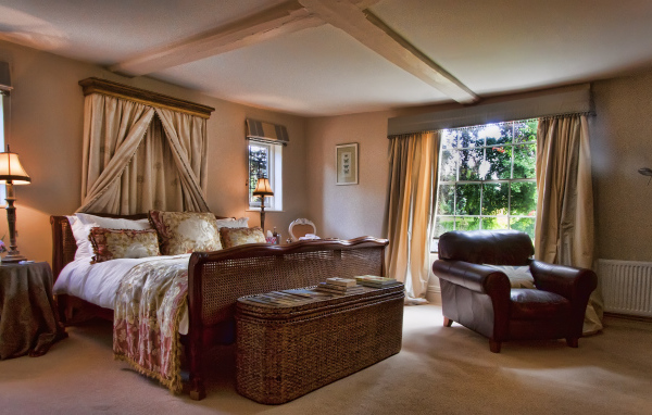 Кровать в загородном доме