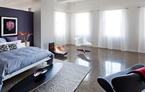 Спальня с белыми шторами