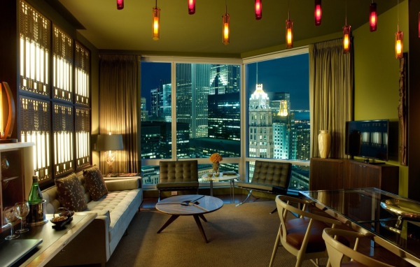 Уютная гостиная с видом на большой город