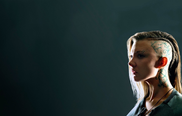 Девушка с татуировкой на бритой голове