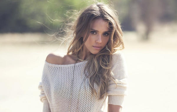 Джессика Альба в белом свитере