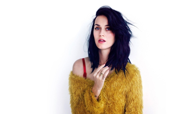 Кэти Пэрри в свитере желтого цвета