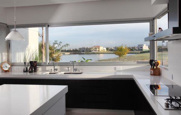 Кухня с видом на море