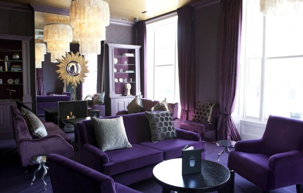 Сиреневая мебель в интерьере гостиной