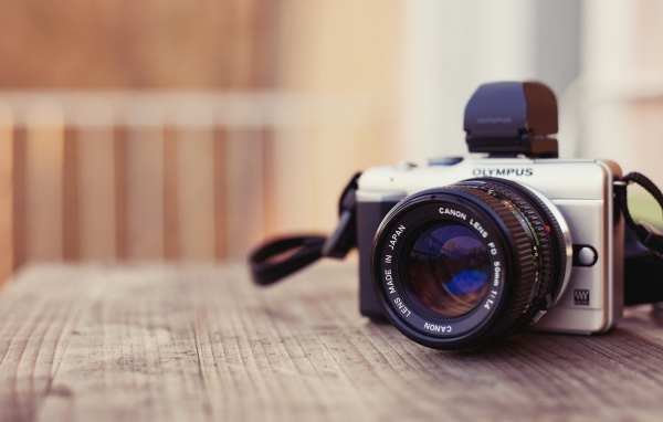 Фотоаппарат Олимпус на столе