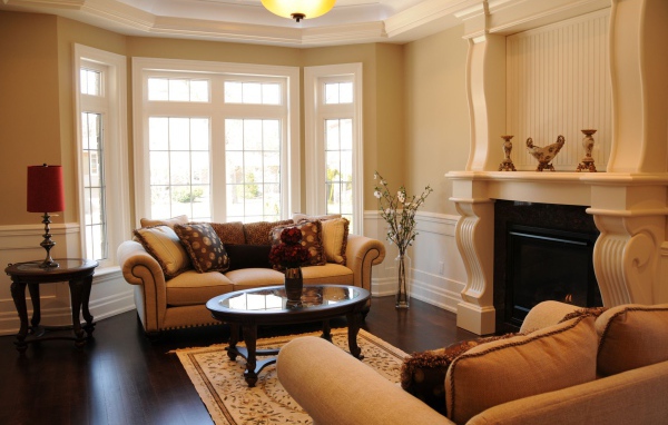 Комната с камином и креслом