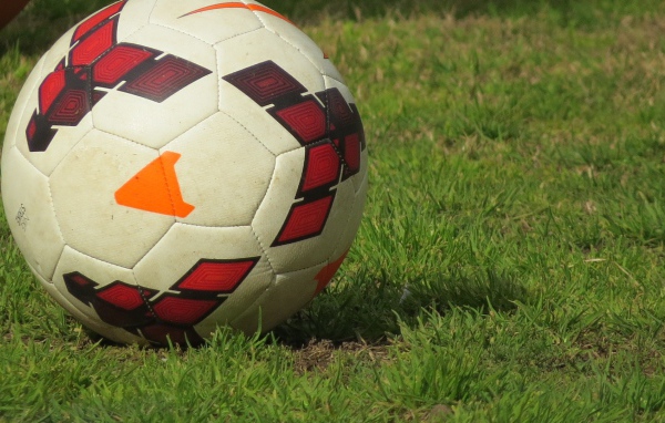 Футбольный мяч на газоне