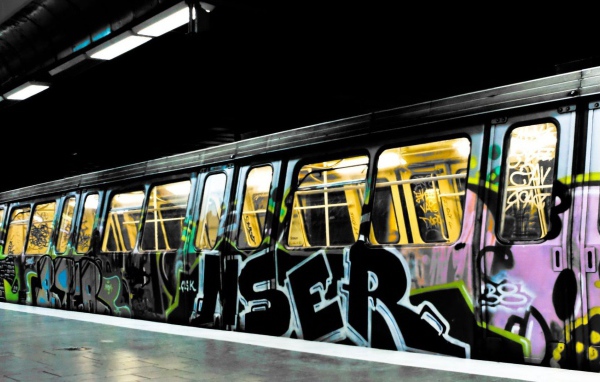 Поезд метро раскрашен граффити