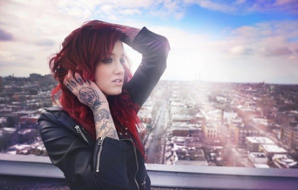 Тату роза на руке красноволосой девушки