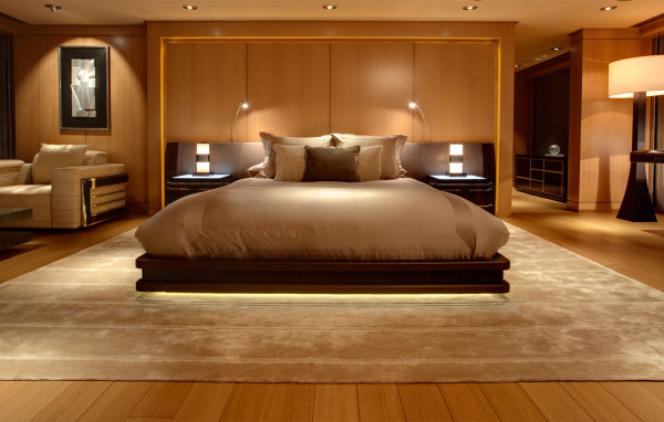 Кровать на большом ковре