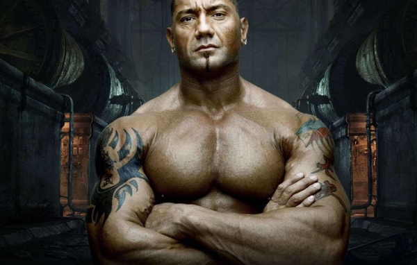 Мускулистый мужчина с татуировками