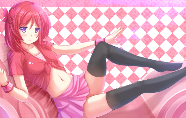 Аниме девушка в розовом окружении