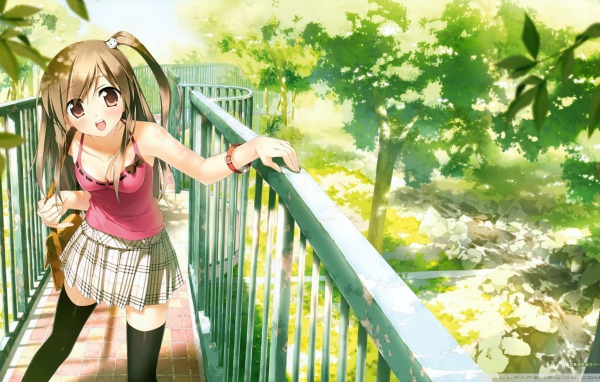 Девушка аниме идет по огороженной тропинке
