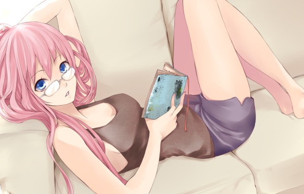 Аниме девушка в очках читает свой дневник