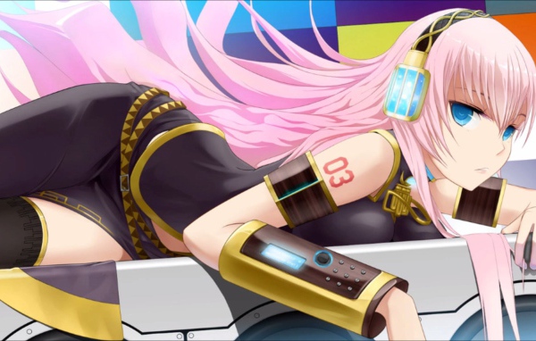 Аниме девушка с розовыми волосами в голубых наушниках, вокалоид