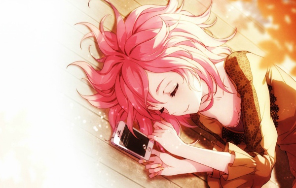 Девушка аниме с розовыми волосами ждет звонка