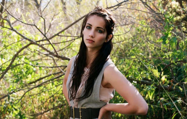 Эмили Радд на фоне зелени