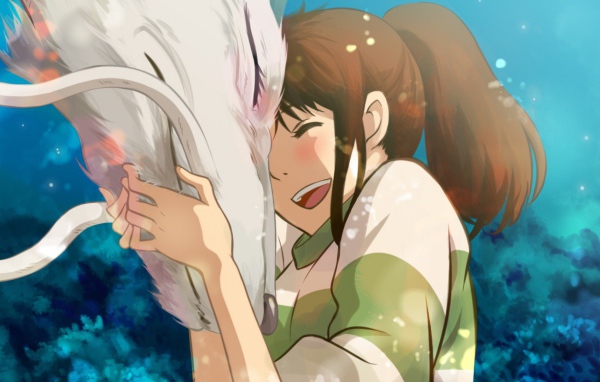 Девочка обнимает дракона в аниме Унесённые призраками