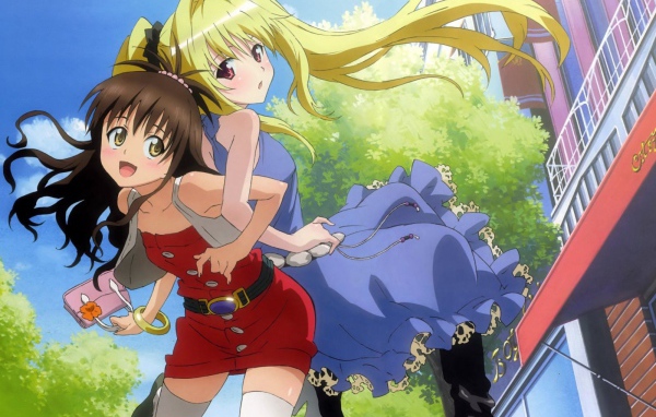 Девушки играют на улице в аниме Любовь и прочие неприятности