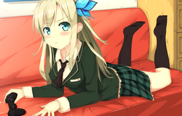 Девушка на диване в аниме У меня мало друзей