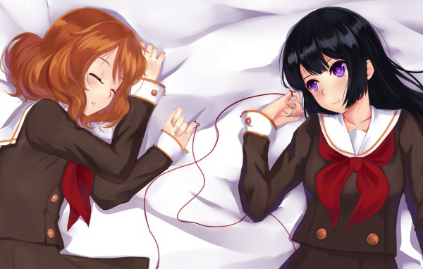 Девушки спят в кровати в аниме Играй, Эуфониум