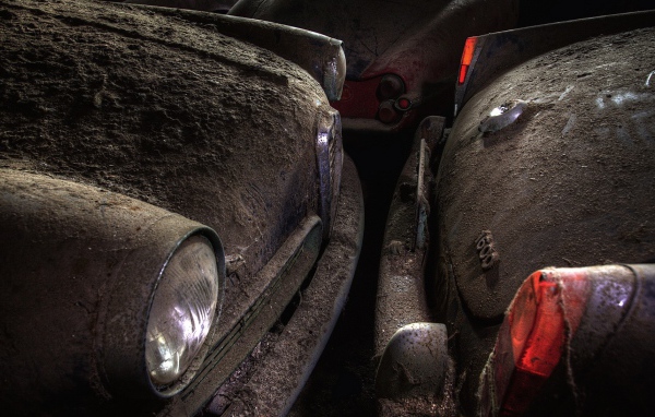 Толстый слой пыли на старых автомобилях