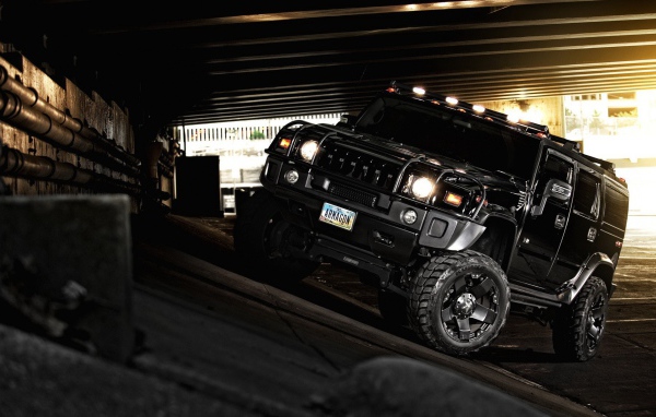 Черный Хаммер стоит на уклоне