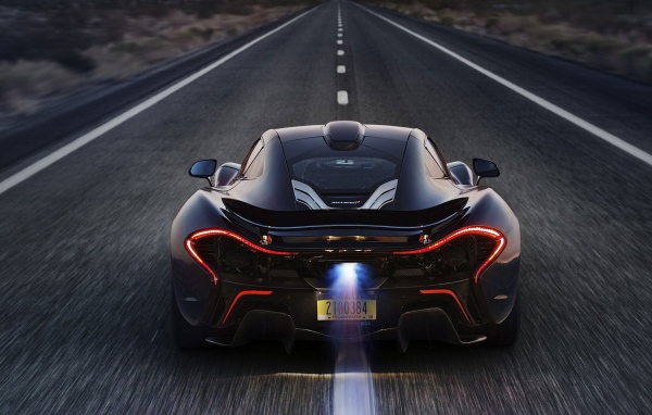 Черный McLaren P1 посередине шоссе