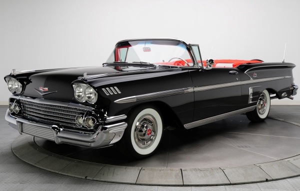 Черный ретро автомобиль Кадиллак кабриолет