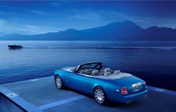 Голубой кабриолет Rolls-Royce на берегу