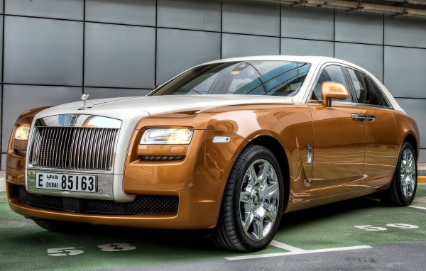Коричневый Rolls-Royce с номерами Дубаи