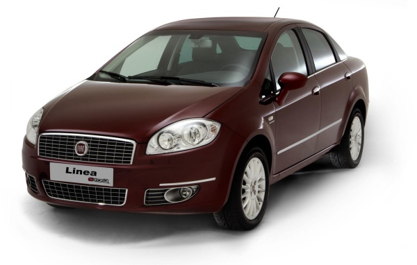 Темно коричневый Fiat Linea на белом фоне