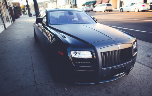 Восхитительный черный Rolls-Royce на улице