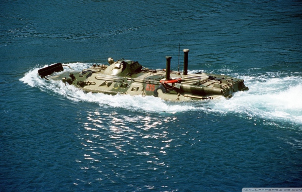 Плавающий военный бронетранспортер
