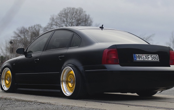 Золотые диски на автомобиле