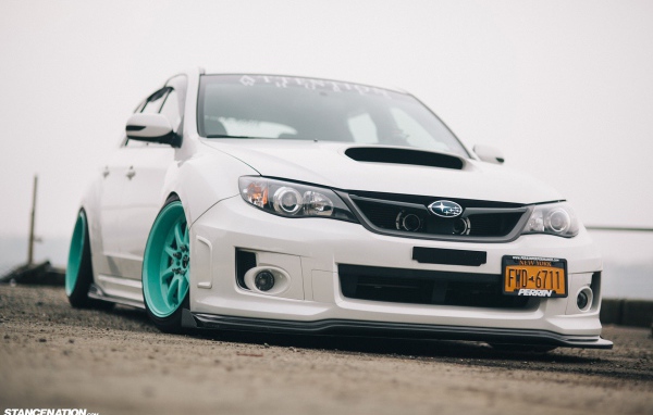 Светло зеленые диски у белого Subaru Impreza