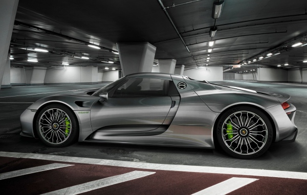 Роскошный серебрянный автомобиль на подземной парковке